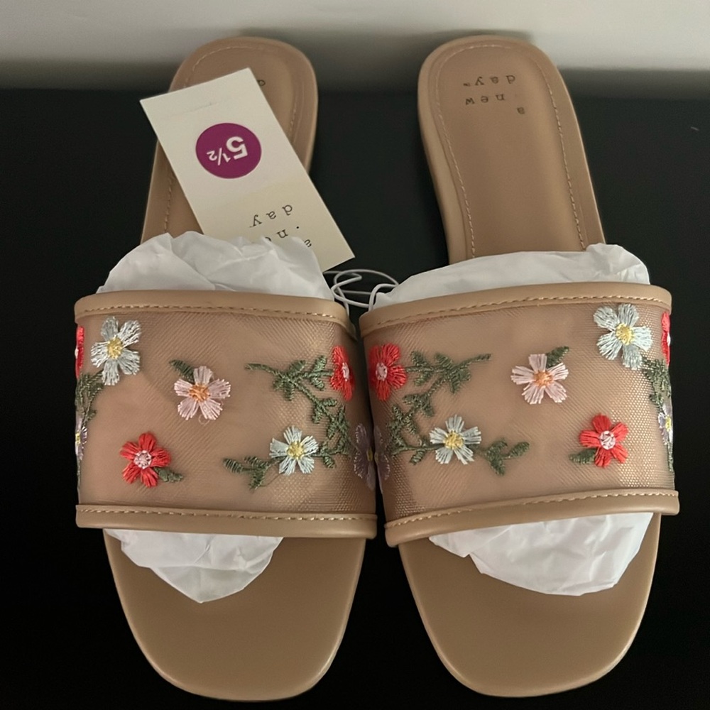 NWT Floral Embroidered Memory Foam A New Day Slide Spring Sandals SZ 5 1/2